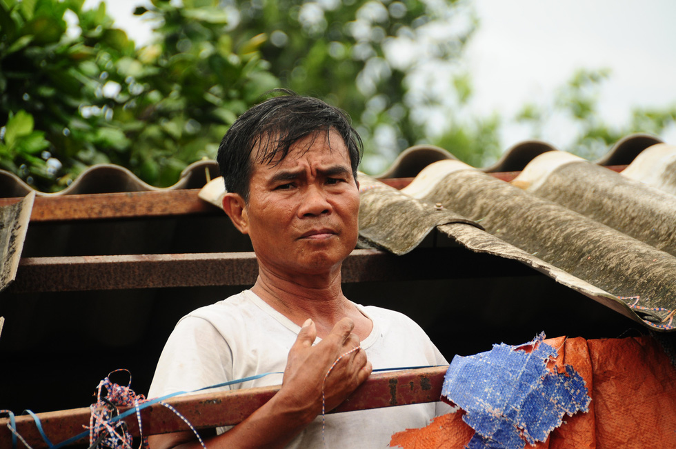 Nhà cửa tan hoang nơi tâm bão số 5 đi qua - Ảnh 1.