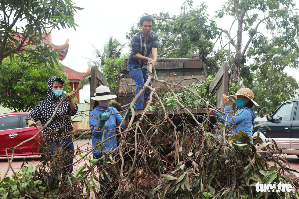 Người dân Hà Tĩnh ‘quay cuồng’ với lốc xoáy - Ảnh 13.