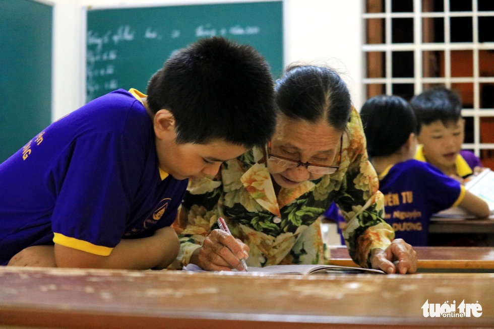 Bà giáo về hưu sáng bán vé số, chiều gieo con chữ ở lớp học tình thương - Ảnh 1. Bà giáo về hưu sáng bán vé số, chiều gieo con chữ ở lớp học tình thương - Ảnh 1.