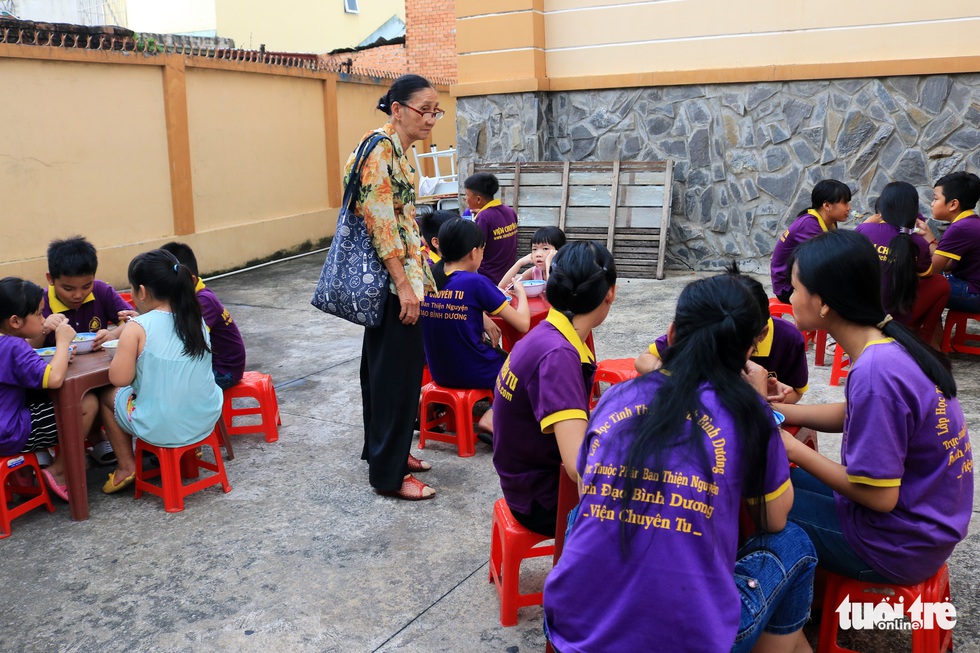 Bà giáo về hưu sáng bán vé số, chiều gieo con chữ ở lớp học tình thương - Ảnh 2. Bà giáo về hưu sáng bán vé số, chiều gieo con chữ ở lớp học tình thương - Ảnh 2.