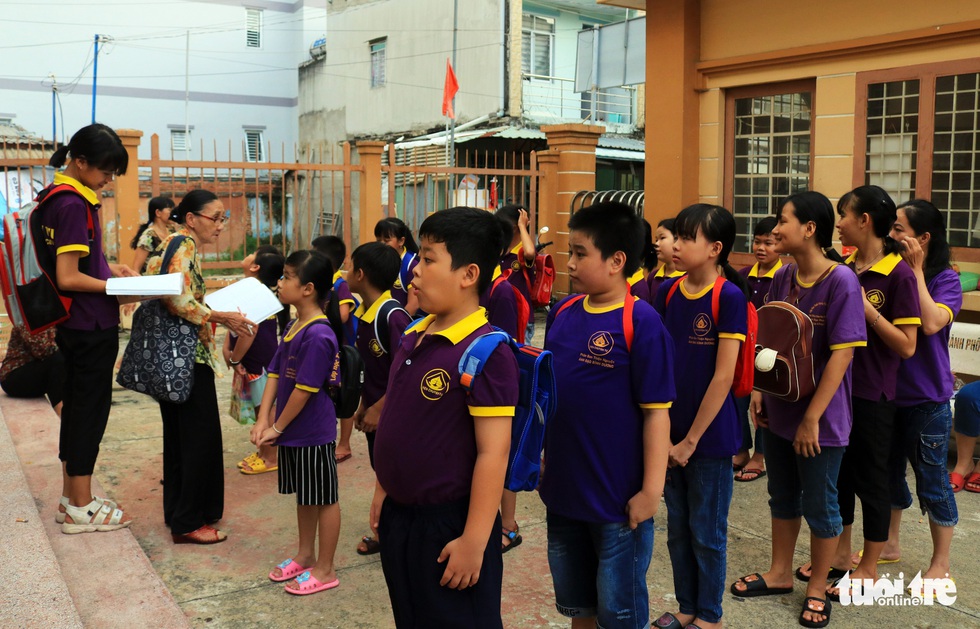 Bà giáo về hưu sáng bán vé số chiều gieo con chữ ở lớp học tình thương