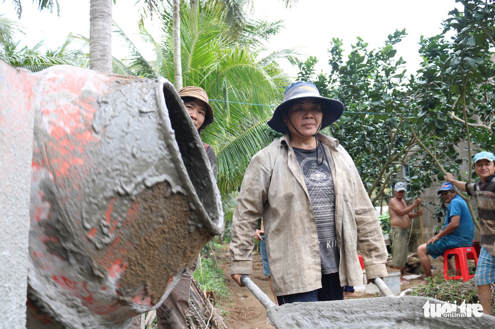 Đội xích lô Sài Gòn về quê giúp bà con làm đường bêtông - Ảnh 2. Đội xích lô Sài Gòn về quê giúp bà con làm đường bêtông - Ảnh 2.