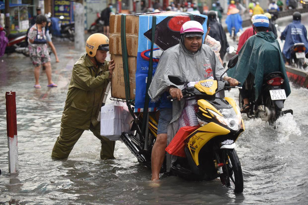 A tree uprooted on Nguyen Tri Phuong Road injured 1 person, flooded and there were traffic jams in many places - Photo 11.