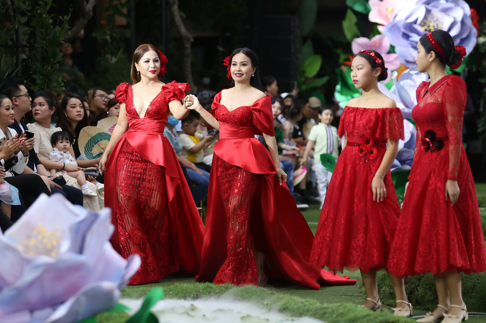 Thành Lộc cùng Minh Tuyết - Cẩm Ly diễn thời trang với hàng trăm thiếu nhi - Ảnh 5.