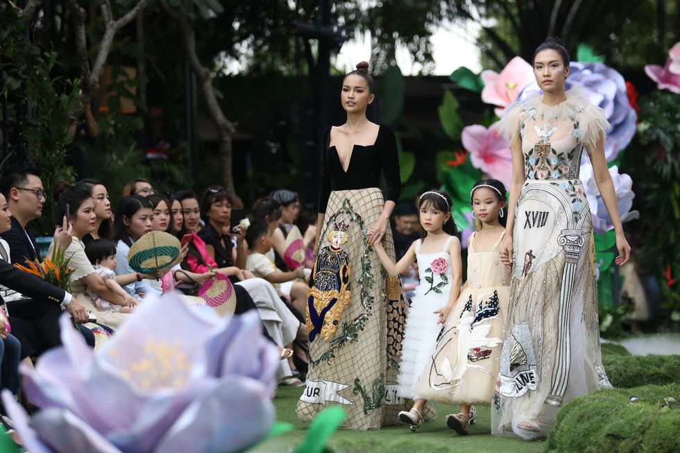 Thành Lộc cùng Minh Tuyết - Cẩm Ly diễn thời trang với hàng trăm thiếu nhi - Ảnh 6.