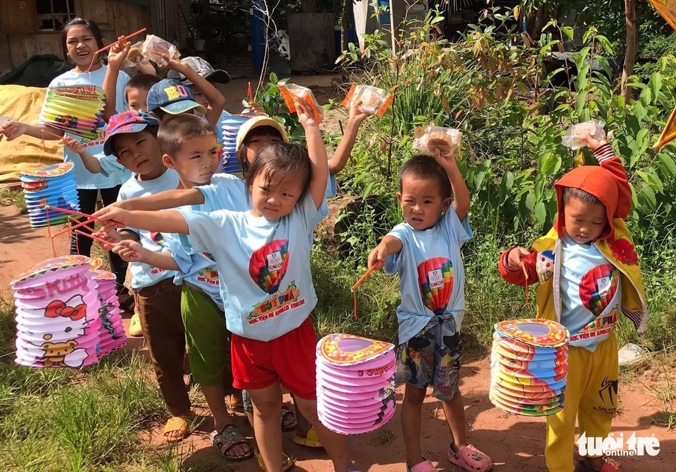 Trẻ em nghèo vui nhận bánh trung thu do sinh viên làm - Ảnh 1. Trẻ em nghèo vui nhận bánh trung thu do sinh viên làm - Ảnh 1.