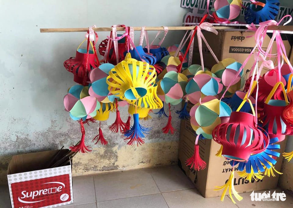 Đèn lồng yêu thương từ vật liệu tái chế tặng đàn em - Ảnh 8. Đèn lồng yêu thương từ vật liệu tái chế tặng đàn em - Ảnh 8.