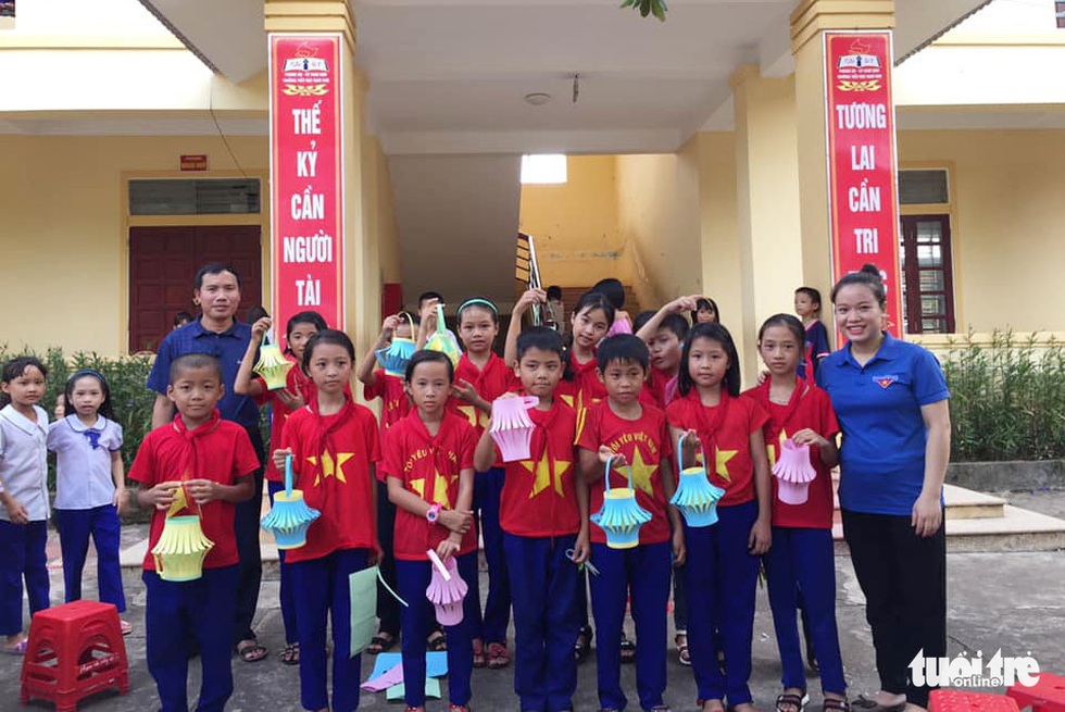 Đèn lồng yêu thương từ vật liệu tái chế tặng đàn em - Ảnh 11. Đèn lồng yêu thương từ vật liệu tái chế tặng đàn em - Ảnh 11.