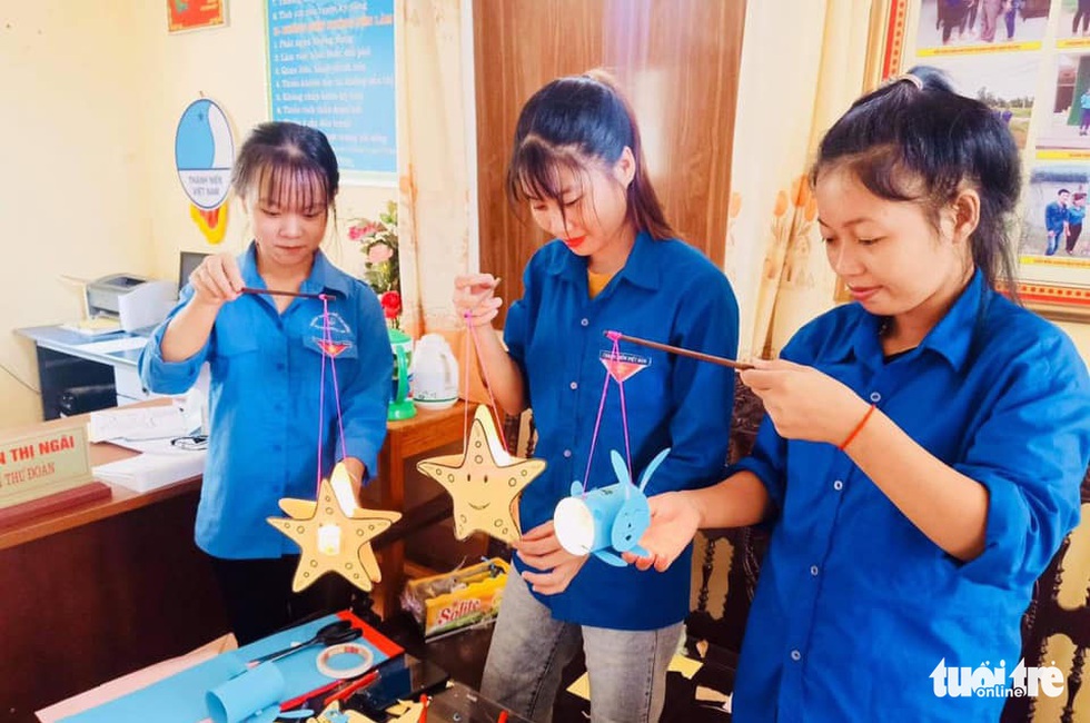 Đèn lồng yêu thương từ vật liệu tái chế tặng đàn em - Ảnh 10. Đèn lồng yêu thương từ vật liệu tái chế tặng đàn em - Ảnh 10.