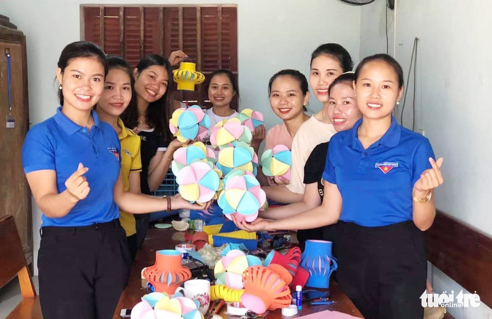 Đèn lồng yêu thương từ vật liệu tái chế tặng đàn em - Ảnh 9. Đèn lồng yêu thương từ vật liệu tái chế tặng đàn em - Ảnh 9.