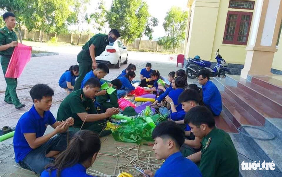 Đèn lồng yêu thương từ vật liệu tái chế tặng đàn em - Ảnh 7. Đèn lồng yêu thương từ vật liệu tái chế tặng đàn em - Ảnh 7.