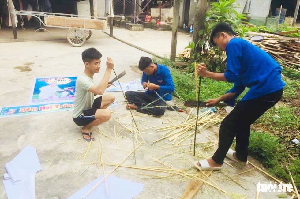 Đèn lồng yêu thương từ vật liệu tái chế tặng đàn em - Ảnh 4. Đèn lồng yêu thương từ vật liệu tái chế tặng đàn em - Ảnh 4.