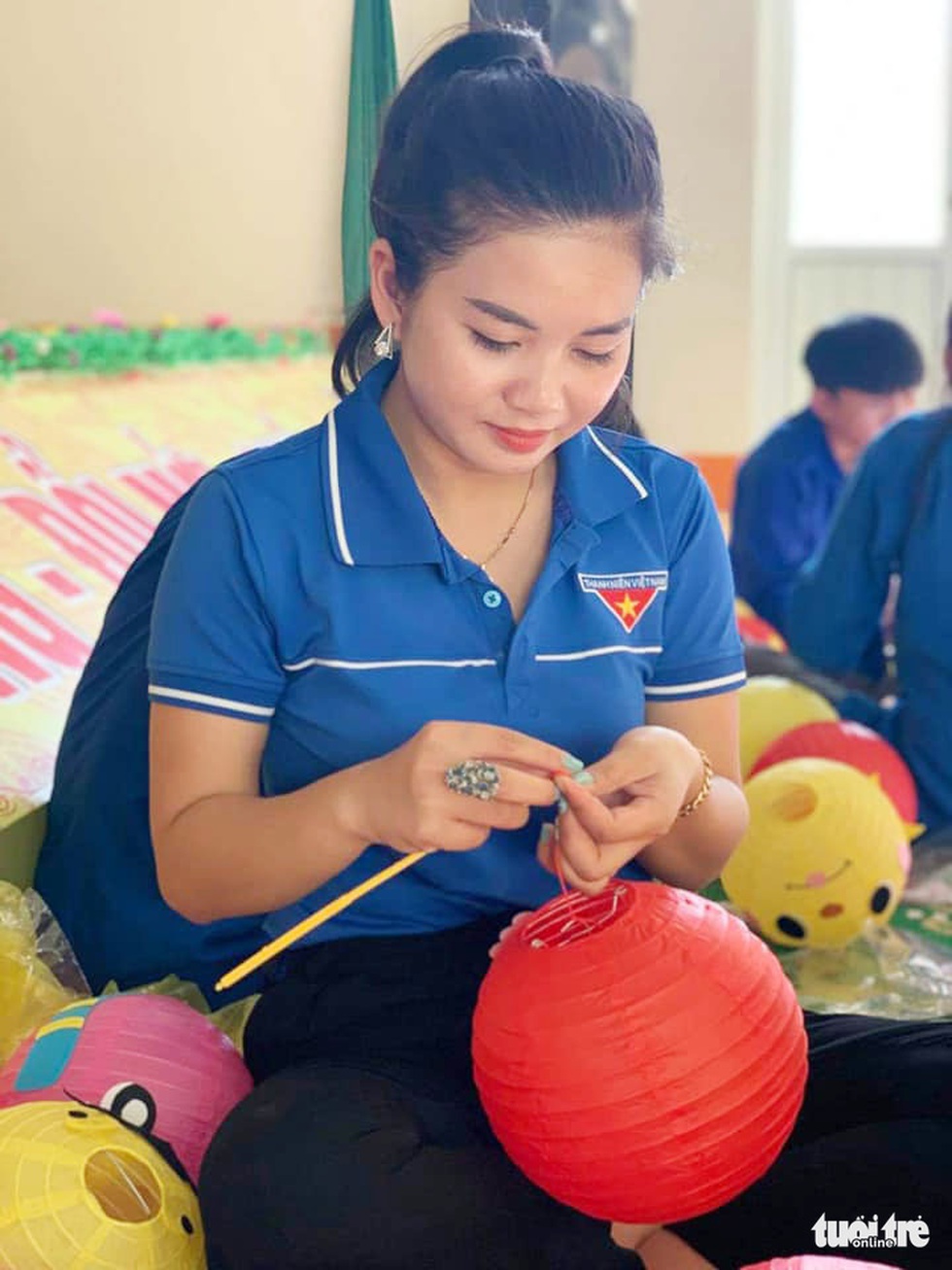 Đèn lồng yêu thương từ vật liệu tái chế tặng đàn em - Ảnh 5. Đèn lồng yêu thương từ vật liệu tái chế tặng đàn em - Ảnh 5.