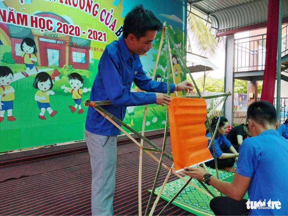Đèn lồng yêu thương từ vật liệu tái chế tặng đàn em - Ảnh 2. Đèn lồng yêu thương từ vật liệu tái chế tặng đàn em - Ảnh 2.