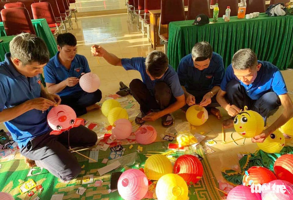 Đèn lồng yêu thương từ vật liệu tái chế tặng đàn em - Ảnh 6. Đèn lồng yêu thương từ vật liệu tái chế tặng đàn em - Ảnh 6.