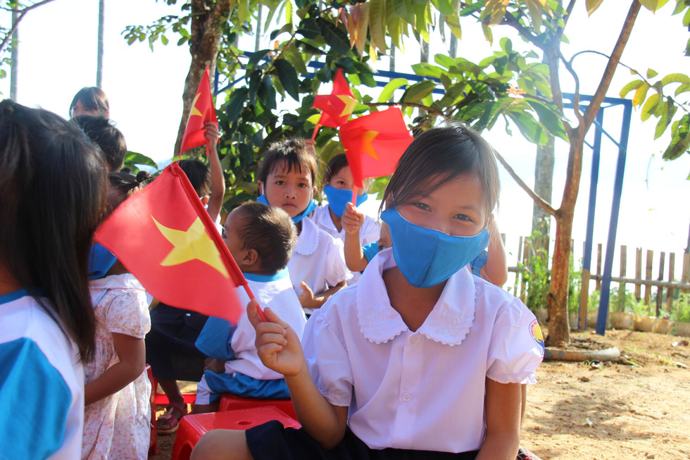 Học sinh Tăk Pổ đáng yêu, đeo khẩu trang trong lễ khai giảng - Ảnh 2.