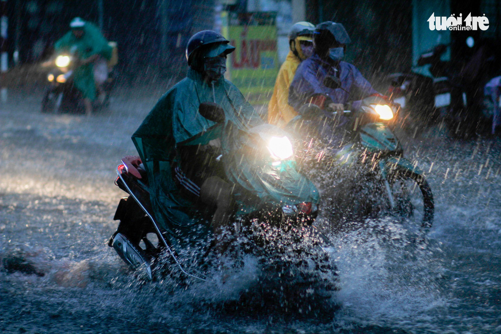 TP.HCM mưa diện rộng, ngập nước nhiều tuyến đường - Ảnh 6.