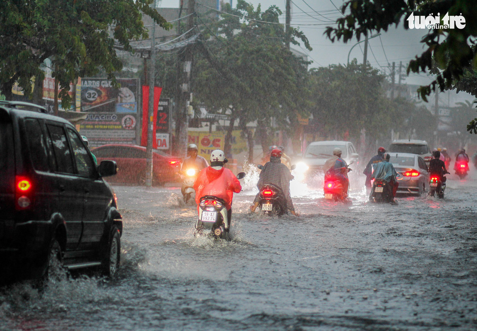 TP.HCM mưa diện rộng, ngập nước nhiều tuyến đường - Ảnh 2.