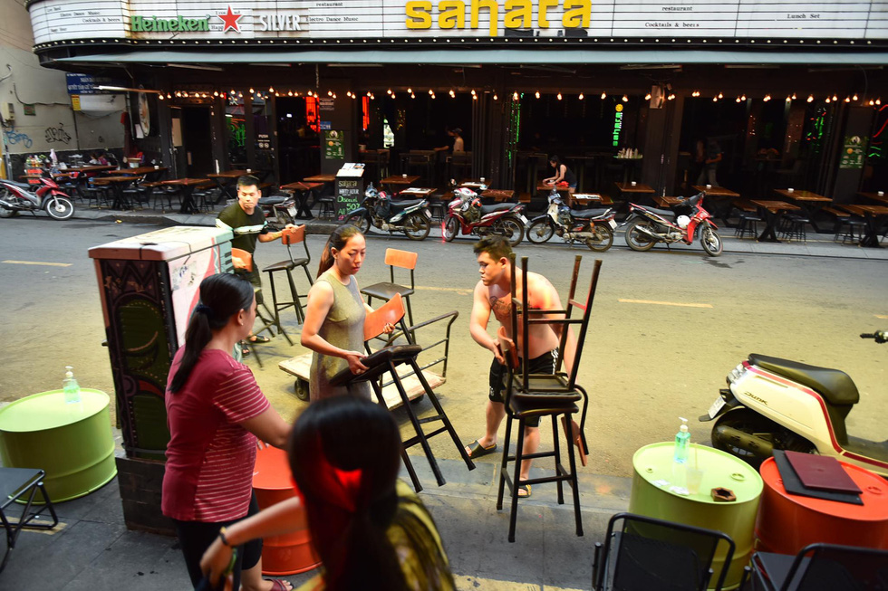 Bar, vũ trường ở Sài Gòn nhộn nhịp ‘sáng đèn, lên nhạc’ trở lại - Ảnh 8.