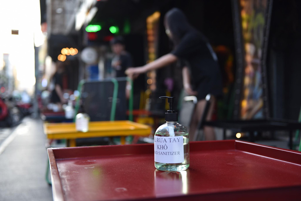 Bar, vũ trường ở Sài Gòn nhộn nhịp ‘sáng đèn, lên nhạc’ trở lại - Ảnh 6.