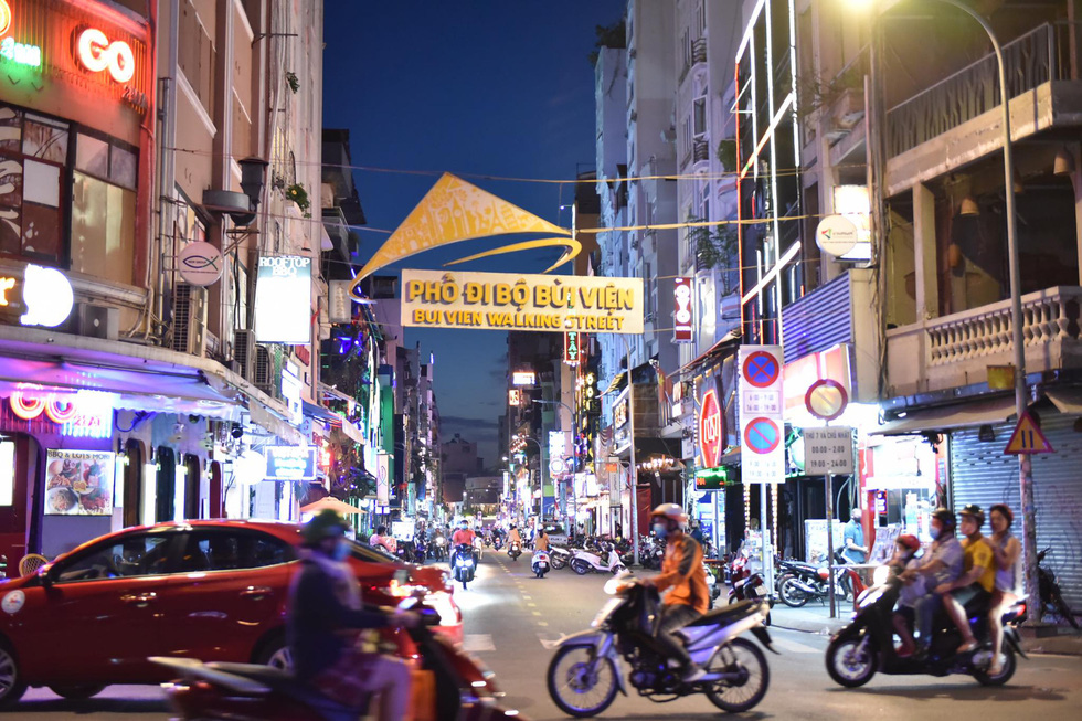 Bar, vũ trường ở Sài Gòn nhộn nhịp ‘sáng đèn, lên nhạc’ trở lại - Ảnh 10.