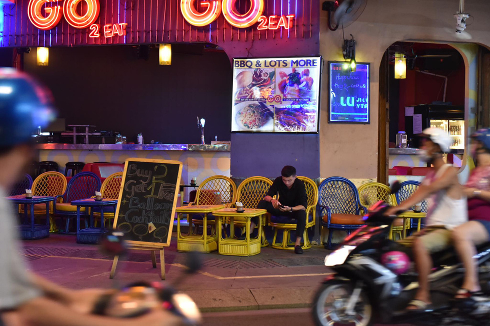 Bar, vũ trường ở Sài Gòn nhộn nhịp ‘sáng đèn, lên nhạc’ trở lại - Ảnh 11.
