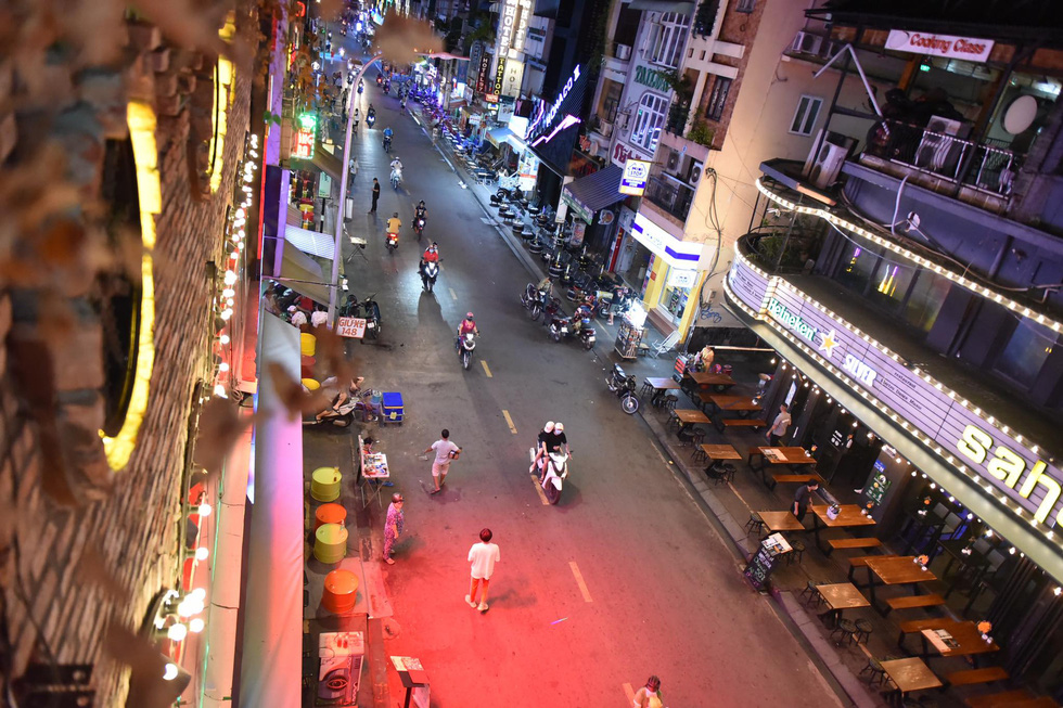 Bar, vũ trường ở Sài Gòn nhộn nhịp ‘sáng đèn, lên nhạc’ trở lại - Ảnh 12.