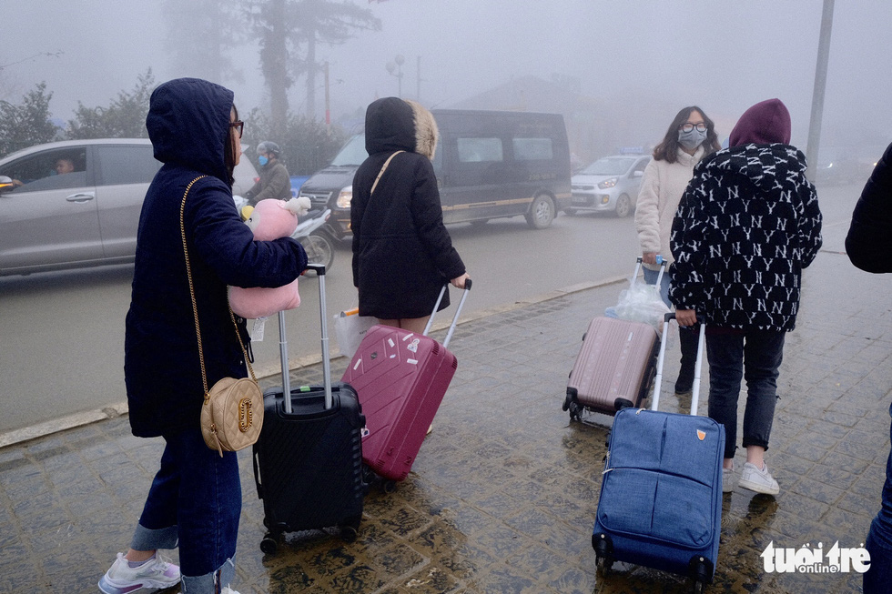 Tired tourists throw suitcases to look for rooms in Sa Pa - Photo 2.