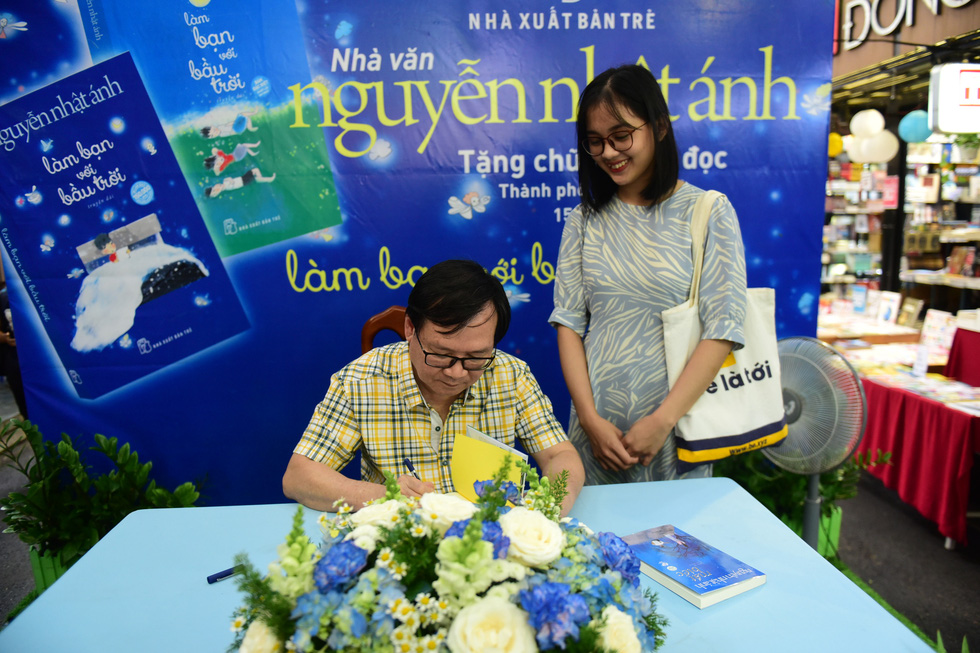 Nhà văn Nguyễn Nhật Ánh: Sẽ viết cho đến ngày bạo chúa thời gian ghé thăm - Ảnh 6. Nhà văn Nguyễn Nhật Ánh: Sẽ viết cho đến ngày bạo chúa thời gian ghé thăm - Ảnh 6.