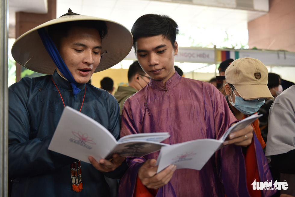 Young people in Saigon enjoy participating in the ancient festival - Photo 5.