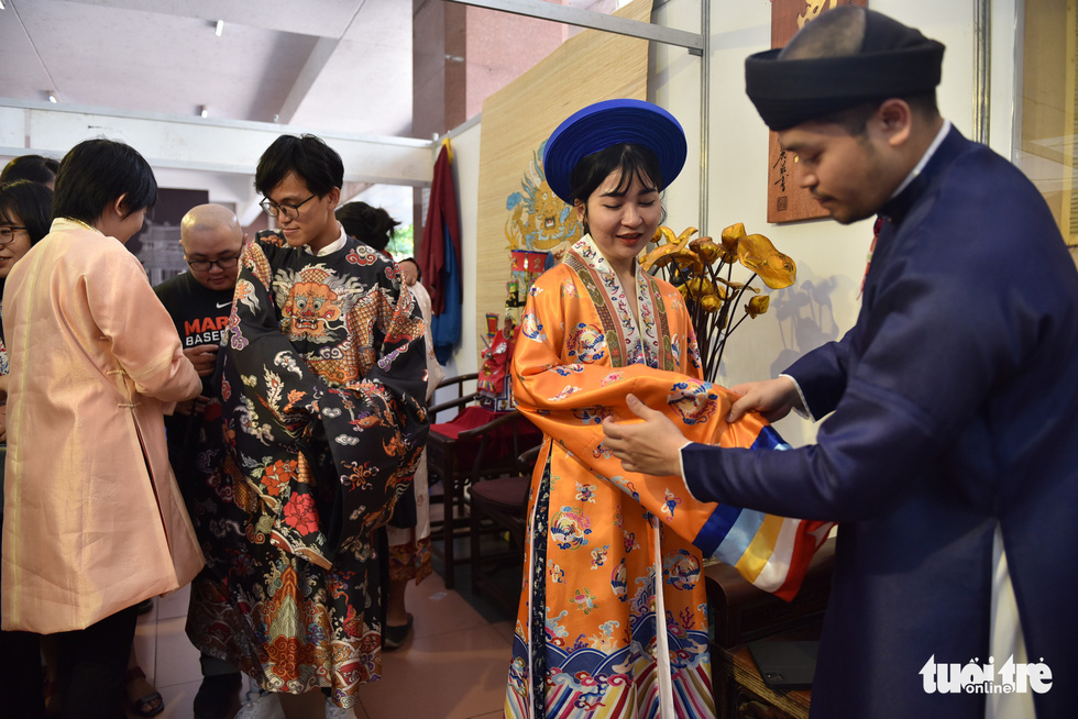 Young Saigon people enjoy participating in the ancient festival - Photo 1.