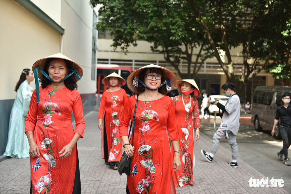 Young people in Saigon enjoy participating in the ancient festival - Photo 17.