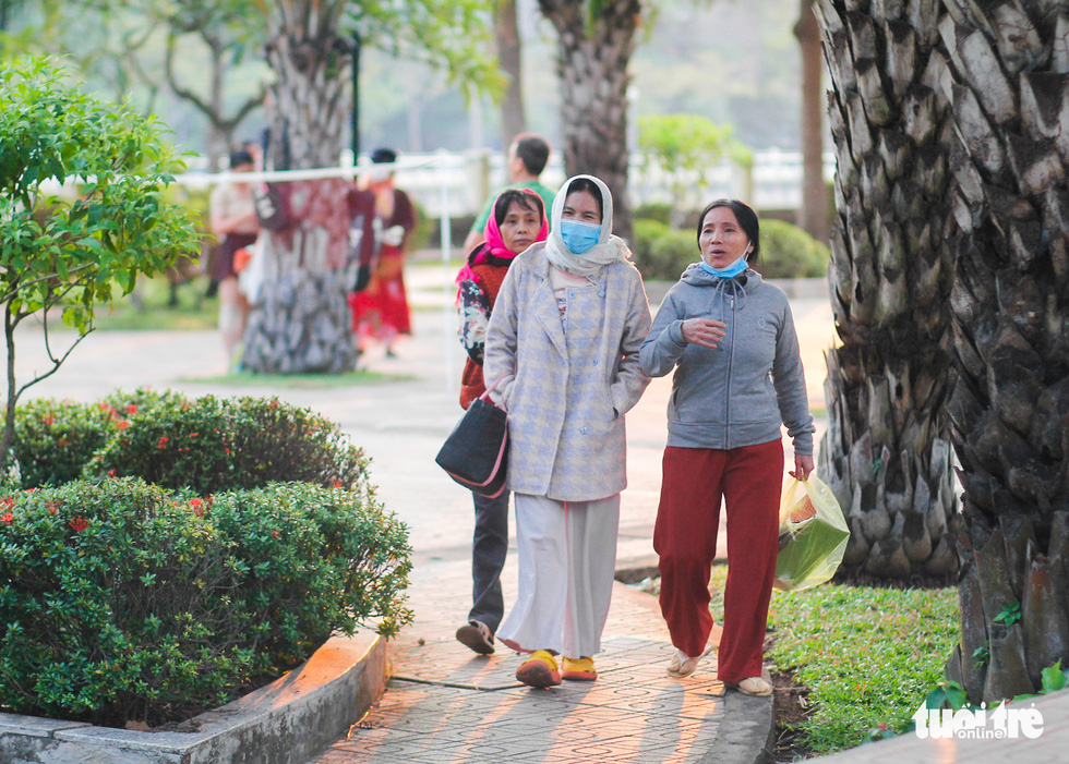 Ho Chi Minh City's temperature drops to 19 degrees Celsius, people chilly - Photo 7.