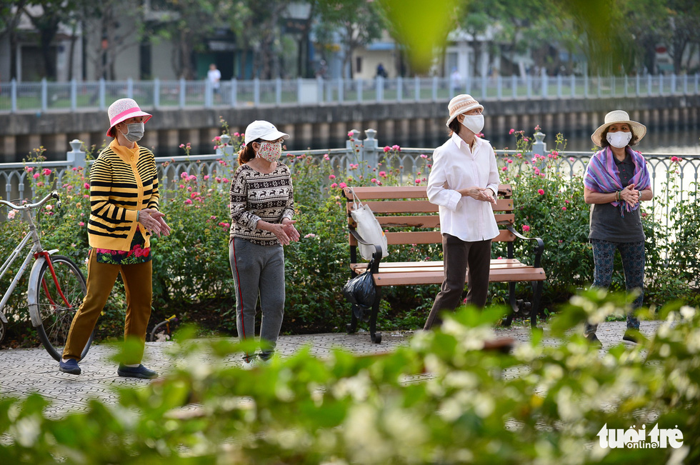 Ho Chi Minh City's temperature drops to 19 degrees Celsius, people chilly - Photo 3.