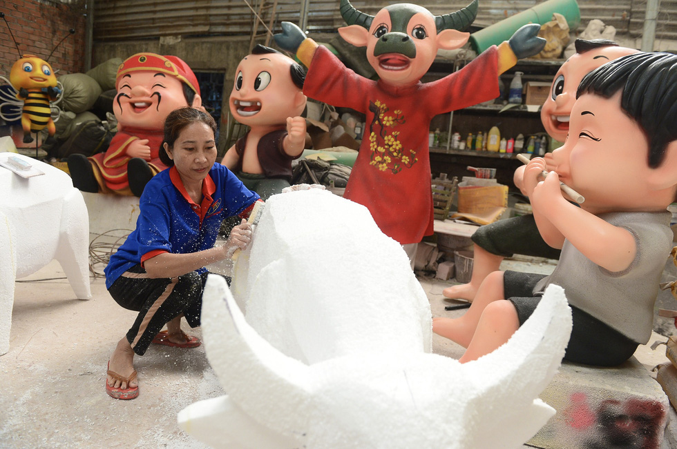 Backstage crafting mascots for Nguyen Hue flower street 2021 - Photo 10.