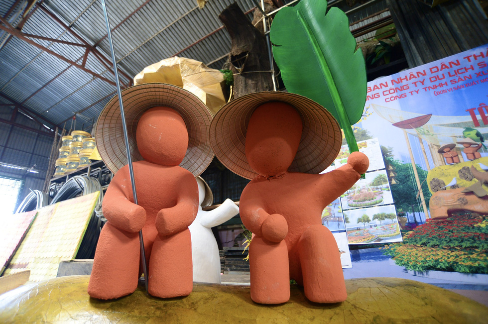 Backstage crafting mascots for Nguyen Hue flower street 2021 - Photo 5.