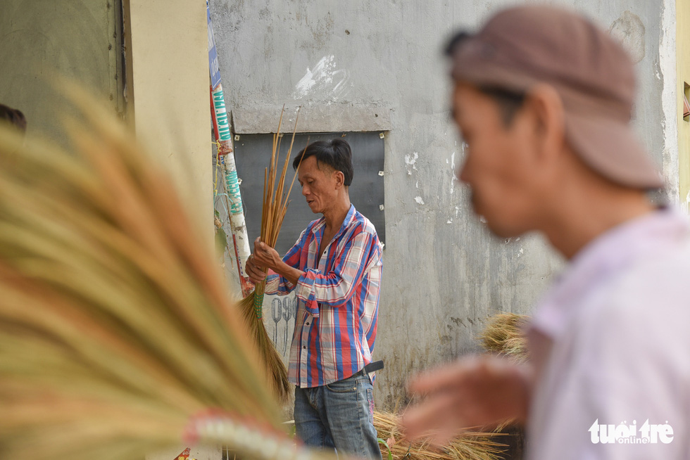 Xóm chổi Sài Gòn nhộn nhịp nhờ dịp tết nhà nào cũng sắm chổi mới - Ảnh 4.