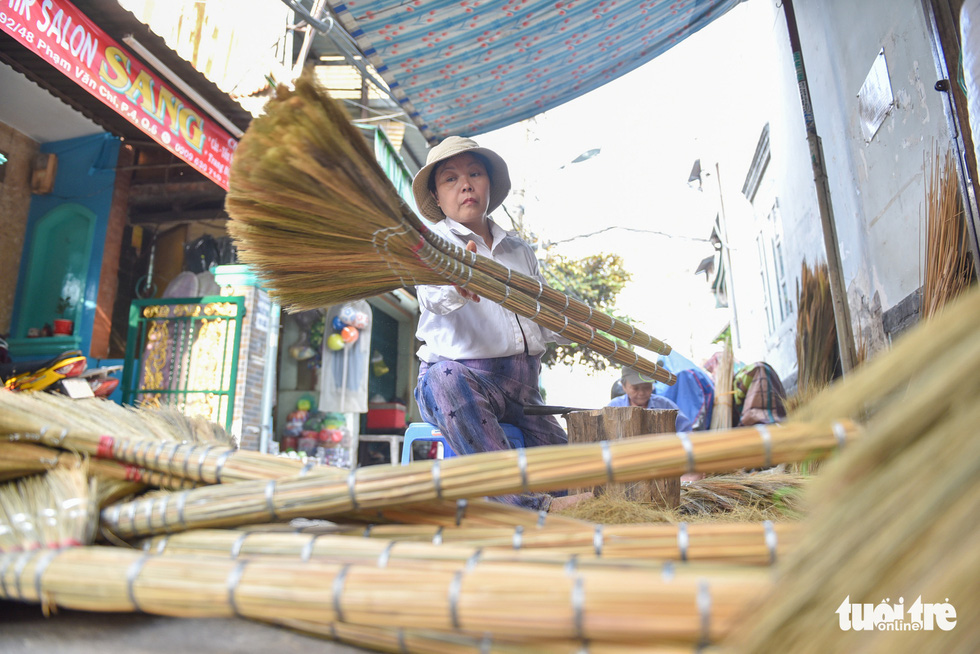 Xóm chổi Sài Gòn nhộn nhịp nhờ dịp tết nhà nào cũng sắm chổi mới - Ảnh 12.