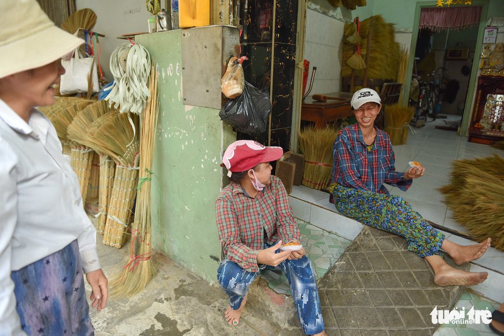 Xóm chổi Sài Gòn nhộn nhịp nhờ dịp tết nhà nào cũng sắm chổi mới - Ảnh 14.