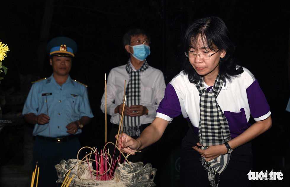 Hoa hậu HHen Nie nghẹn ngào phát biểu tại nghĩa trang Hàng Dương - Ảnh 2.