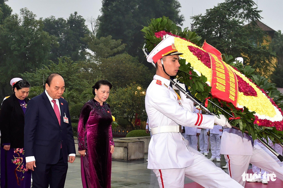 Lãnh đạo Đảng, Nhà nước vào lăng viếng Chủ tịch Hồ Chí Minh, tưởng niệm các anh hùng liệt sĩ - Ảnh 2.