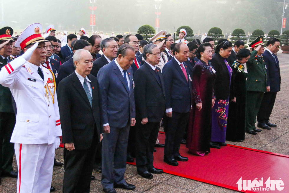 Lãnh đạo Đảng, Nhà nước vào Lăng viếng Chủ tịch Hồ Chí Minh, tưởng niệm các Anh hùng liệt sĩ - Ảnh 1.