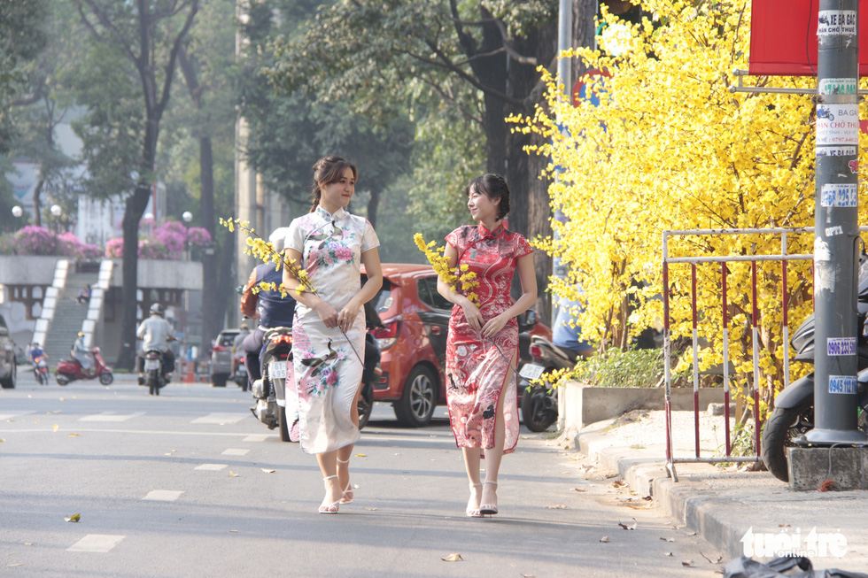 Lễ hội Tết Việt chưa bắt đầu, nhiều bạn gái đã xúng xính váy áo với đường mai - Ảnh 2.