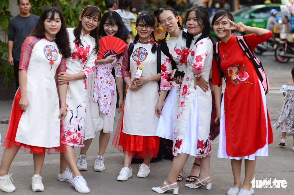 Văn nghệ sĩ diện áo mới du xuân lễ hội Tết Việt Tân Sửu 2021 - Ảnh 10.