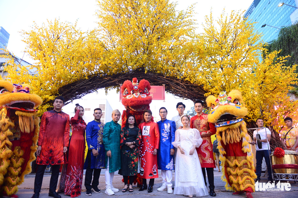 Văn nghệ sĩ diện áo mới du xuân lễ hội Tết Việt Tân Sửu 2021 - Ảnh 1.