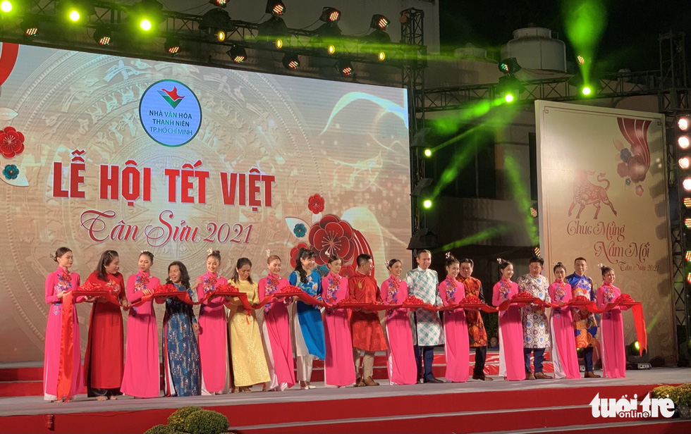 Văn nghệ sĩ diện áo mới du xuân lễ hội Tết Việt Tân Sửu 2021 - Ảnh 7.