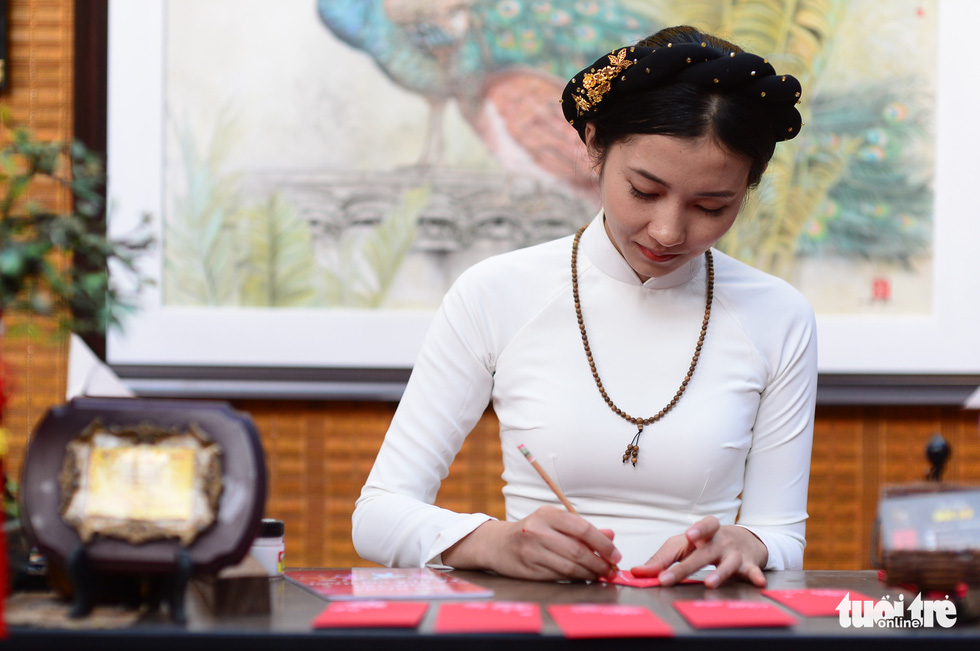 Văn nghệ sĩ diện áo mới du xuân lễ hội Tết Việt Tân Sửu 2021 - Ảnh 4.