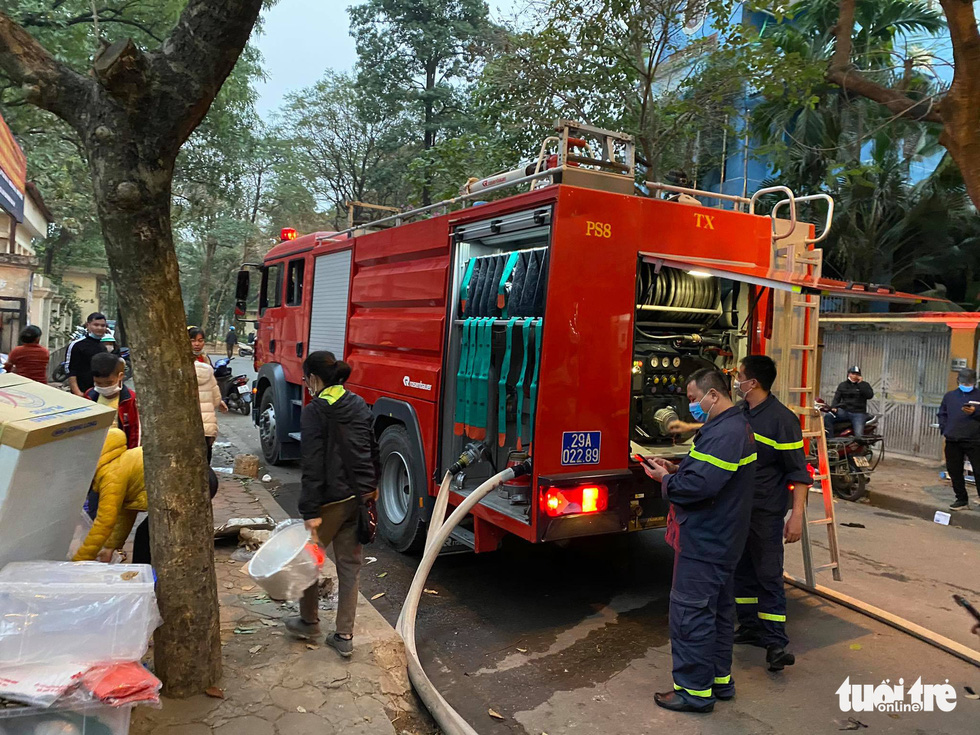 Cháy chợ Xanh Linh Đàm, nhiều tiểu thương hoảng loạn, tháo chạy - Ảnh 4.