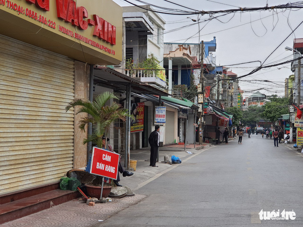 Người dân tranh thủ tiếp tế cho người thân trong khu vực phong tỏa - Ảnh 6.