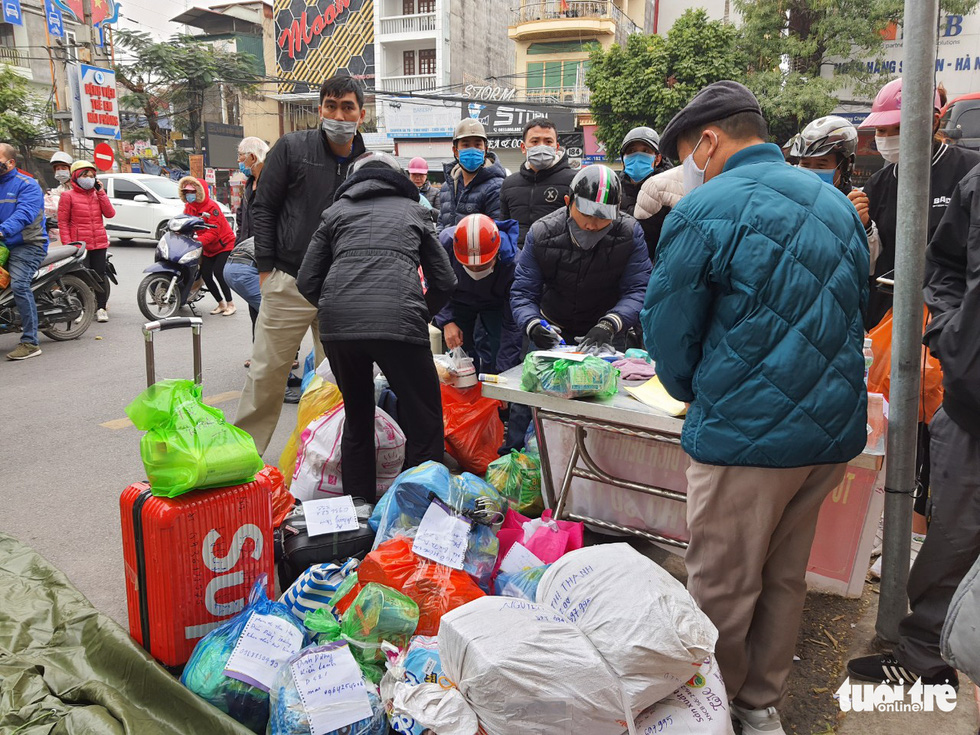 Người dân tranh thủ tiếp tế cho người thân trong khu vực phong tỏa - Ảnh 1.